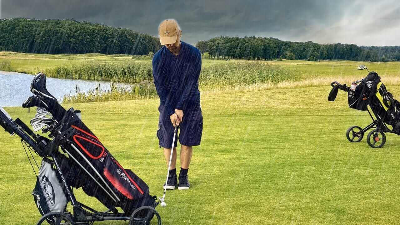 Golf bei Regen spielen: Weiterspielen oder abbrechen?