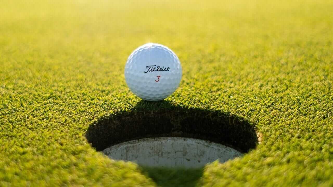 Woraus bestehen Golfbälle?