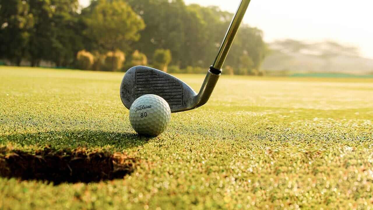Wie schlägt man ein Hole-in-One beim Golfen?