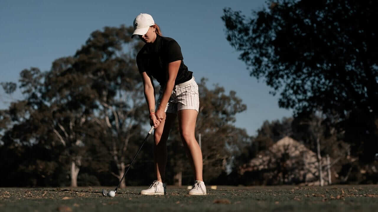 Wie du deinen Golfball perfekt aufs Grün chippst!