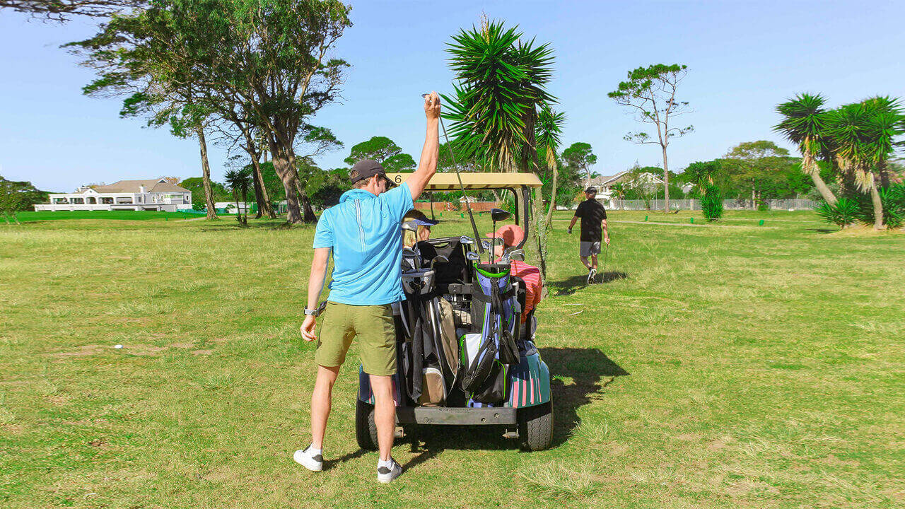 Was ist ein Caddie beim Golf? Aufgaben, Regeln und Gehalt erklärt
